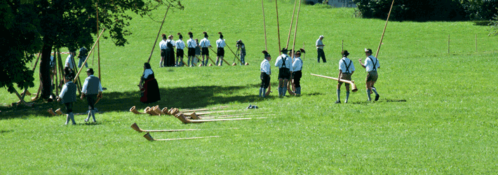 Alphornspieler machen Pause beim Alphorntreffen in Seeg 2015