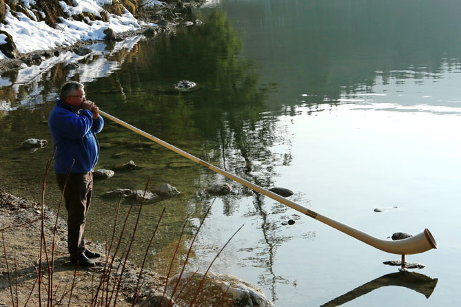 Thomas am Alpsee beim Alphornblasen_fotografiert von Marek Kowalski