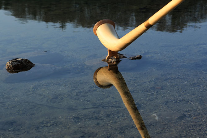 Alphorn spiegelt sich im Wasser des Alpsees_fotografiert von Marek Kowalski